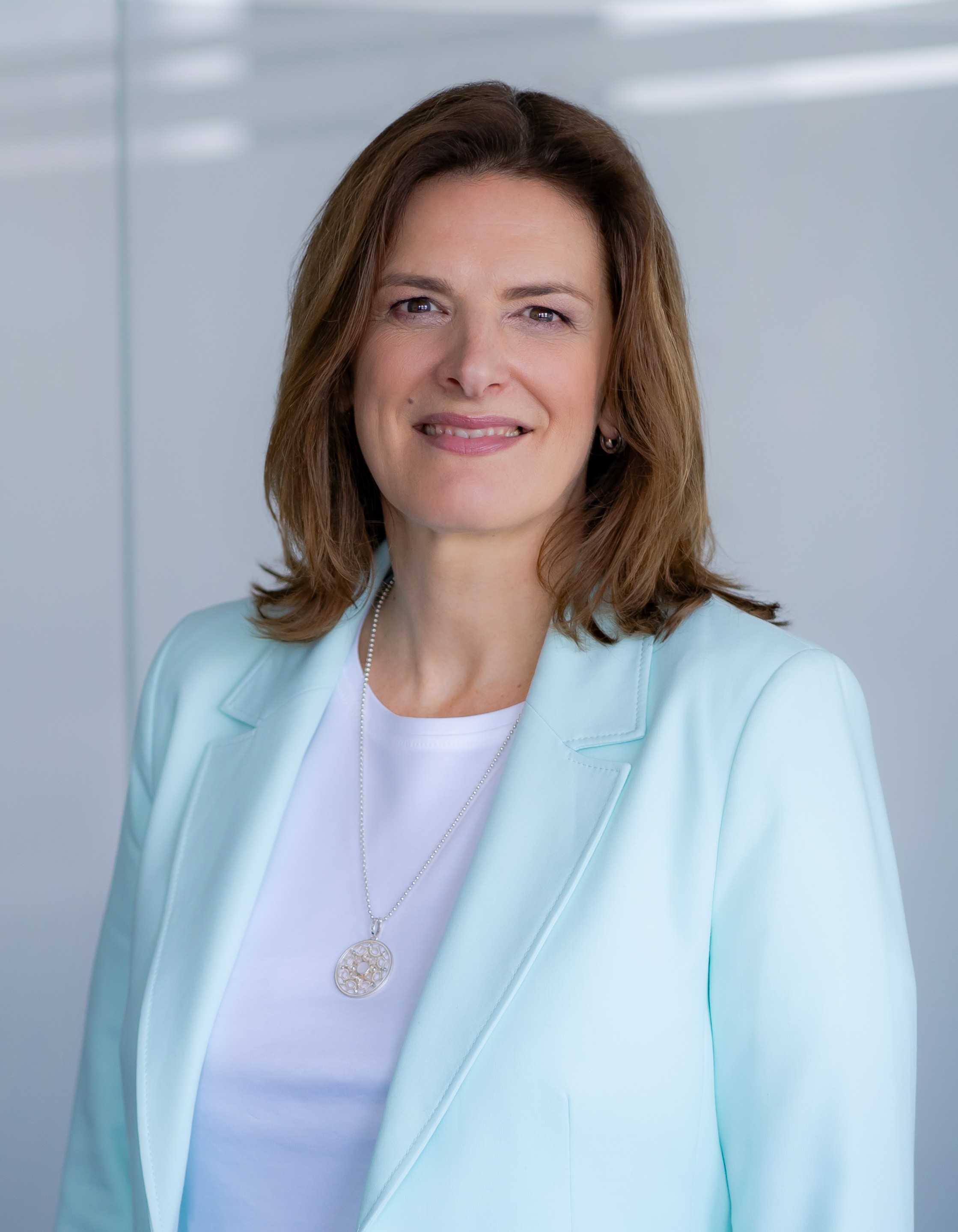 Silke-türkis-stehend-hochkant Silke-türkis-stehend-hochkant